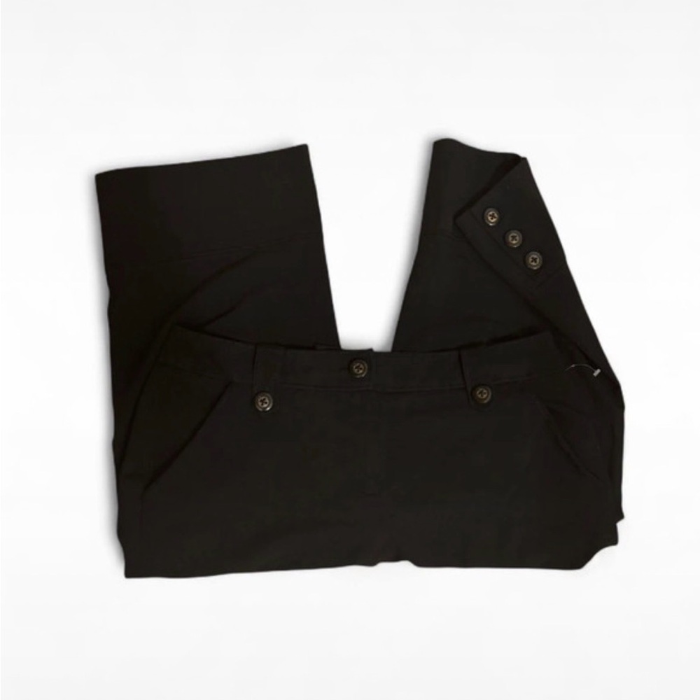 Black capri pants with button design
